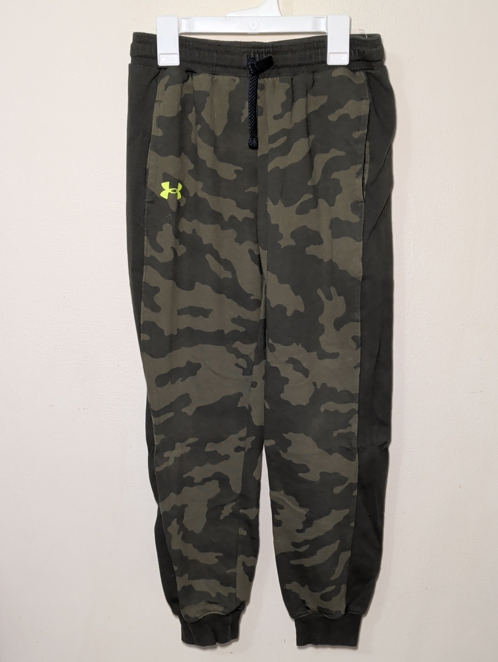 Under Armour Boys' Fury Joggers Green Camo Yellow Logo Comfy Sporty Boys Size L